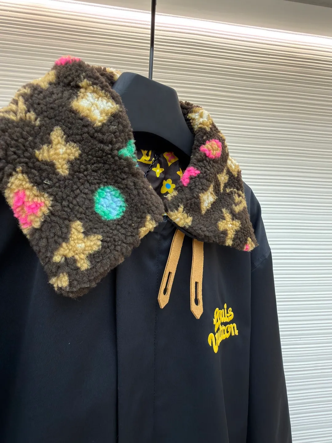 LOUIS VUITTON x Tyler color printed fur collar jacket ●Original version: Purchased and developed by 36999 ●Item number: 1681757-B80 ●Fabric: cotton fabric ●Technology: Printing ●Color: black ●Version: fitted version ●Weight: about 885 grams ●Size: S-M-L-XL ●Description: The main body is made of high-density windproof fabric, treated with a water-repellent coating, which is both durable and protective; the neckline is spliced with Monogram pattern lamb wool material, which is fixed through a constant temperature composite process. It feels soft and fluffy and is not easy to shed, improving warmth and styling. The body is decorated with brand letter embroidery, using three-dimensional embroidery thread technology. The color is full and the texture is clear, highlighting the recognition. The version is loosely cut, with horn buckle + drawstring design, making it easy to put on and take off and adaptable to various body shapes; the elastic cuffs enhance wind resistance. The stitching of the whole garment is neat, with no exposed threads at the splicing points. The size is measured manually (an error of 1-3CM is normal). The craftsmanship balances practical attributes and brand trend style. It is a single product that has both warmth and style. The overall wiring is straight and delicate, the fabric is comfortable and soft, and the color is consistent without color difference. It can be matched with the same style to create a fashionable look and control various occasions. Customized accessories, complete with three standards, same style for men and women!